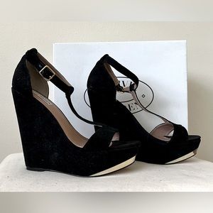 Steve Madden Xtrime Wedge T-Strap Sandal size 8 - Black